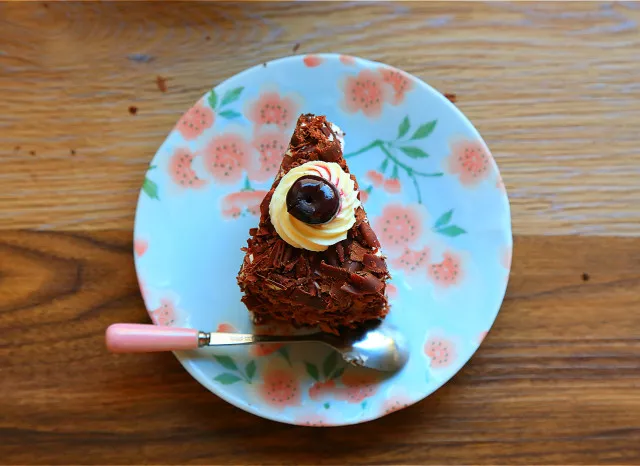 黑森林蛋糕很多人認(rèn)為它是巧克力蛋糕，其實(shí)它就是一種櫻桃奶油蛋糕！