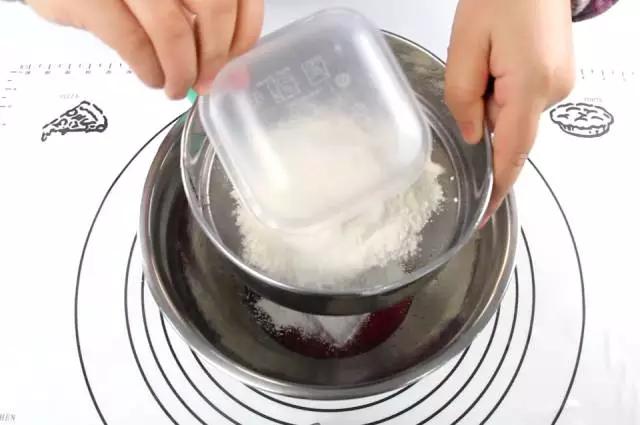 好吃又營養(yǎng)的水果戚風(fēng)蛋糕——火龍果戚風(fēng)蛋糕