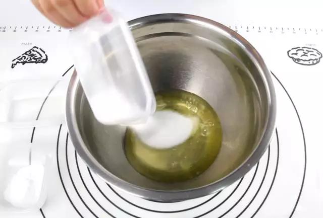 好吃又營養(yǎng)的水果戚風(fēng)蛋糕——火龍果戚風(fēng)蛋糕