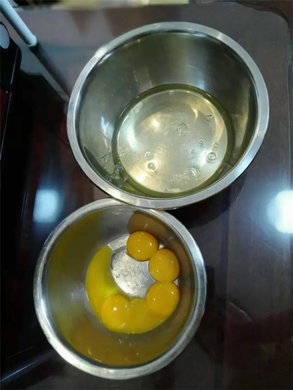 ?中式早餐是油條+豆?jié){，西式早餐是戚風蛋糕+牛奶，戚風蛋糕胚的做法