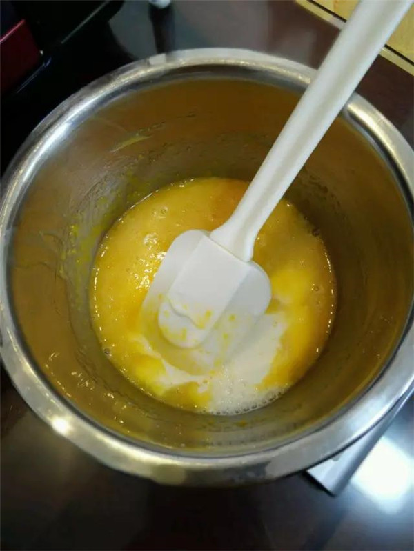 ?中式早餐是油條+豆?jié){，西式早餐是戚風蛋糕+牛奶，戚風蛋糕胚的做法