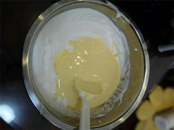 ?中式早餐是油條+豆?jié){，西式早餐是戚風蛋糕+牛奶，戚風蛋糕胚的做法