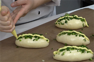 小香蔥面包的做法大全，小香蔥西點培訓(xùn)圖文教程詳解