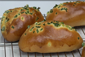 小香蔥面包的做法大全，小香蔥西點培訓(xùn)圖文教程詳解