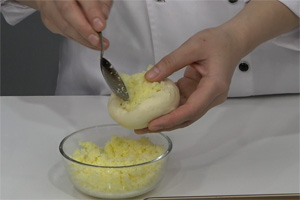 奶香椰蓉包的做法大全，椰蓉包西點(diǎn)培訓(xùn)圖文教程分享