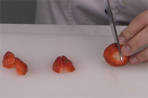 紅絲絨草莓蛋糕卷的做法大全，紅絲絨草莓蛋糕培訓(xùn)圖文教程分享