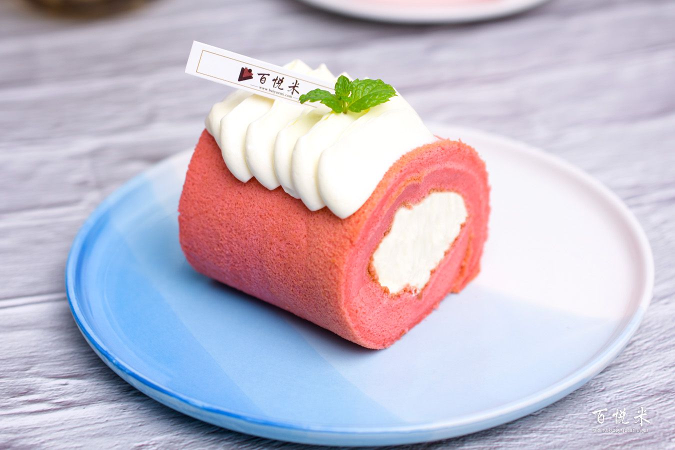 紅絲絨草莓蛋糕卷的做法大全，紅絲絨草莓蛋糕培訓(xùn)圖文教程分享