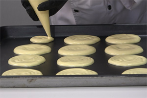 草莓抱抱卷的做法大全，草莓抱抱卷西點(diǎn)培訓(xùn)圖文教程分享