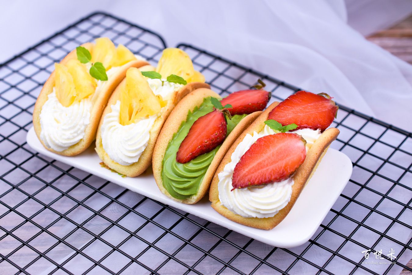 草莓抱抱卷的做法大全，草莓抱抱卷西點培訓(xùn)圖文教程分享