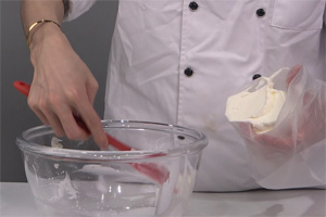 草莓抱抱卷的做法大全，草莓抱抱卷西點(diǎn)培訓(xùn)圖文教程分享