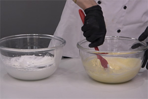 草莓抱抱卷的做法大全，草莓抱抱卷西點(diǎn)培訓(xùn)圖文教程分享