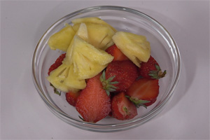 草莓抱抱卷的做法大全，草莓抱抱卷西點(diǎn)培訓(xùn)圖文教程分享