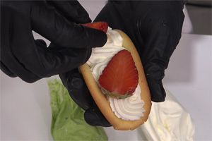 草莓抱抱卷的做法大全，草莓抱抱卷西點(diǎn)培訓(xùn)圖文教程分享