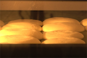 草莓抱抱卷的做法大全，草莓抱抱卷西點(diǎn)培訓(xùn)圖文教程分享