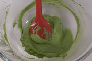 草莓抱抱卷的做法大全，草莓抱抱卷西點(diǎn)培訓(xùn)圖文教程分享