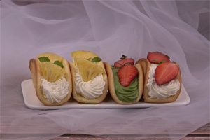 草莓抱抱卷的做法大全，草莓抱抱卷西點(diǎn)培訓(xùn)圖文教程分享