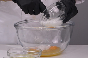 草莓抱抱卷的做法大全，草莓抱抱卷西點(diǎn)培訓(xùn)圖文教程分享