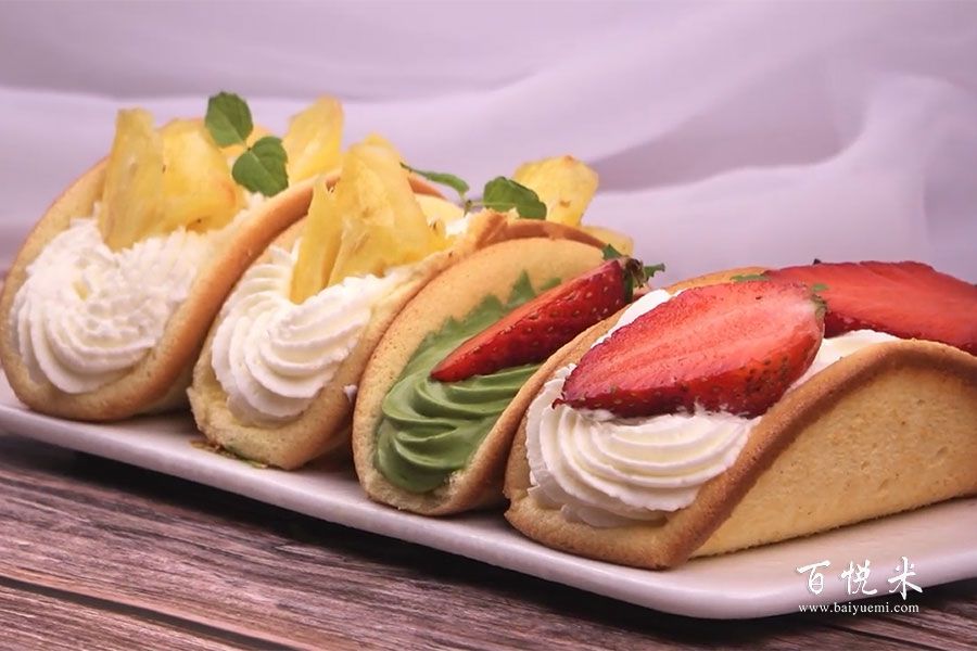 草莓抱抱卷的做法視頻大全_西點(diǎn)培訓(xùn)學(xué)習(xí)教程