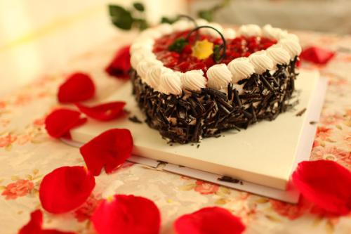 西點(diǎn)培訓(xùn)烘焙學(xué)?？梢詫W(xué)習(xí)甜點(diǎn)師嗎？好不好工作啊