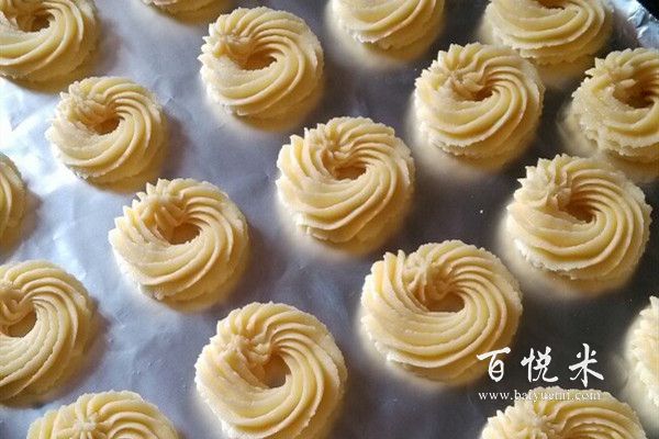 西點(diǎn)中奶油花曲奇餅干制作需要什么材料？