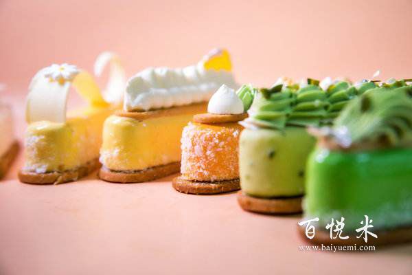 西點(diǎn)大師們開蛋糕店學(xué)西點(diǎn)一定要到西點(diǎn)培訓(xùn)學(xué)校學(xué)習(xí)嗎？