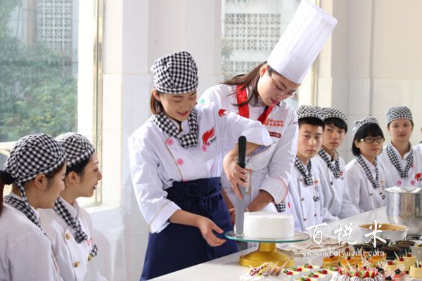 西點蛋糕培訓(xùn)學(xué)校的蛋糕學(xué)習(xí)班有每人配蛋糕裙嗎？