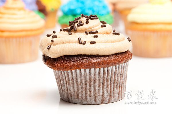 宜賓西點(diǎn)培訓(xùn)學(xué)校學(xué)西點(diǎn)師學(xué)費(fèi)多少？