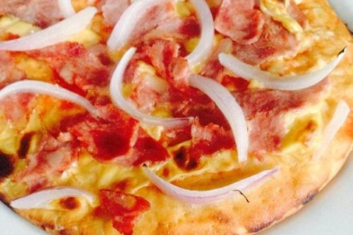 必勝客餐廳有沒有大香腸披薩賣？