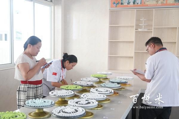 高中畢業(yè)適合學(xué)什么專業(yè)技術(shù)，西點(diǎn)師怎么樣？